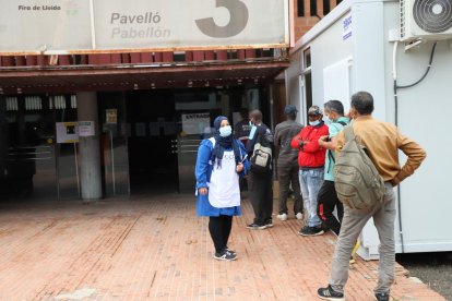 L’alcalde, Miquel Pueyo (al centre a l’esquerra), a la reunió amb els partidaris de la residència.