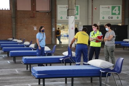L’alcalde, Miquel Pueyo (al centre a l’esquerra), a la reunió amb els partidaris de la residència.