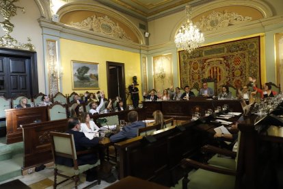 Los ediles del equipo de gobierno y del grupo socialista, votando un punto en el pleno de ayer.