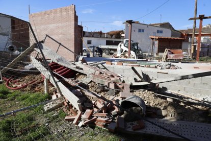 El ferit, al ser rescatat per bombers, sanitaris i mossos.