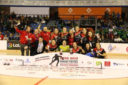 El Barça Lassa celebra la consecución de su vigésima tercera Copa del Rey, ayer en Reus.