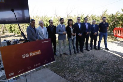 Un momento de la prueba piloto de poda con tecnología 5G en una finca de Albatàrrec, ayer.