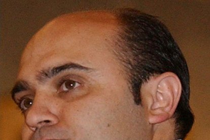 Agents de la Guàrdia Civil, a l’exterior de l’ajuntament de Cabrera de Mar.