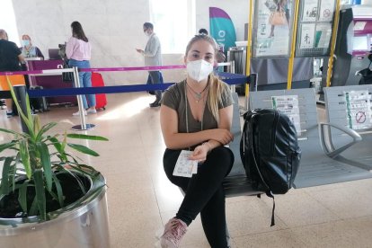 Viajeros ayer en la estación de Lleida-Pirineus.