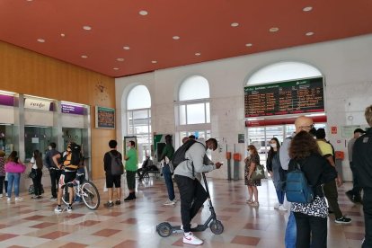 Viajeros ayer en la estación de Lleida-Pirineus.