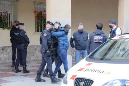 Traslado de uno de los detenidos a la salida del registro en un piso de la calle Bonaire de la ciudad de Lleida.