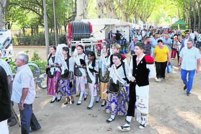Una quincena de ‘pubilles’ y ‘hereus’ visitaron ayer la Fira de Sant Miquel de Lleida junto a representantes vecinales.