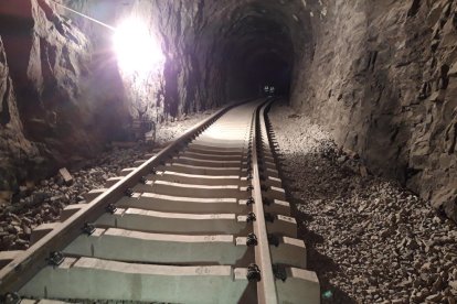 Los trabajos nocturnos que han llevado a cabo los operarios en la línea de La Pobla durante dos semanas.