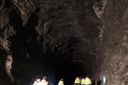 Los trabajos nocturnos que han llevado a cabo los operarios en la línea de La Pobla durante dos semanas.