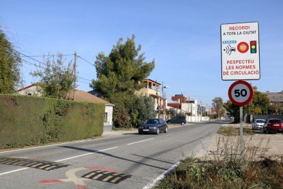Comencen a col·locar els senyals per limitar la velocitat a 30 km/h a gairebé tots els carrers de Lleida
