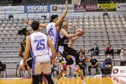 Adrián Chapela pressiona Pedro Llompart, un dels jugadors més destacats de l’Alacant.