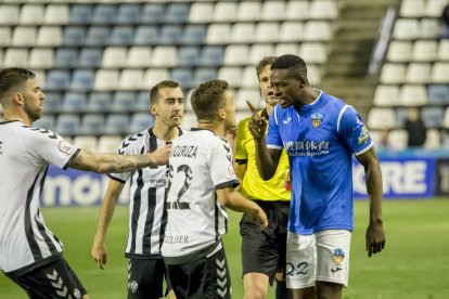 Mousa s’encara amb Muguruza després d’una dura entrada del jugador del Castelló.