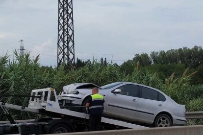 El choque ha provocado colas en la LL-11 en la entrada de Lleida.
