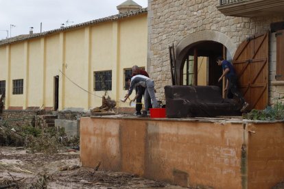 Imagen de un grupo de voluntarios limpiando ayer un jardín de una casa de Arbeca.