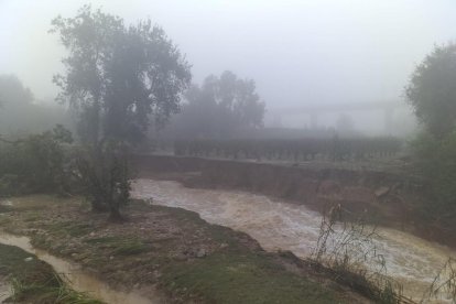El vehicle que es va quedar atrapat ahir a la carretera de Vilanova de la Barca.
