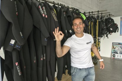 Alumnos de la escuela Subaquàtic Cervera durante una de las salidas al mar.