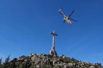 Los allegados portando en hombros el ataúd (i) antes de su llegada a Mingorrubio (c), donde también se concentró Antonio Tejero (d).