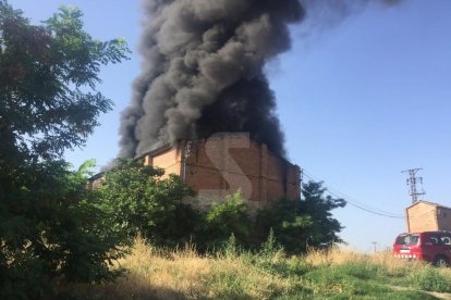 Imatge de l'incendi de la nau de Raïmat