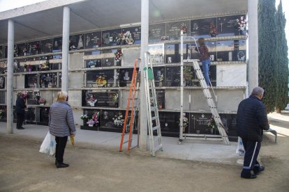 El cementiri de Lleida va registrar ahir nombrosos visitants, el dia abans que es requereixi cita prèvia.
