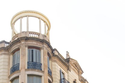 sense fulles. La poda dels arbres permet que puguem observar els detalls de façanes tan singulars com aquestes, que potser durant la resta de l’any passen més desapercebuts.