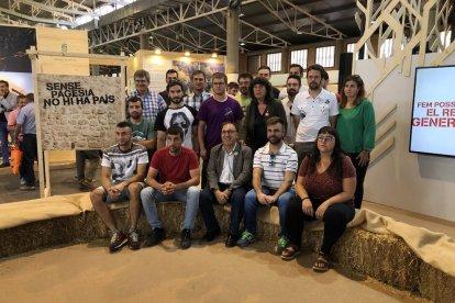 La consellera de Agricultura, Teresa Jordà, con jóvenes payeses, ayer, en la Fira de Sant Miquel.
