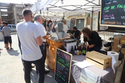 La plaza del Dipòsit acogió la Mostra de Cervesa Artesana.