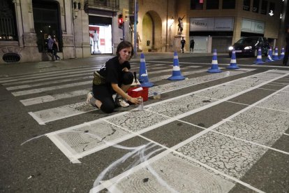 Cerca de doscientas personas desfilaron por Lleida y portaron, con orgullo, los colores de la bandera del colectivo LGTBI+.