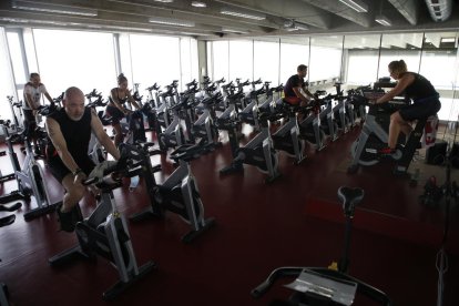 Classe de spinning al Trèvol, amb prou espai entre les bicicletes com per respectar les distàncies mínimes exigides.