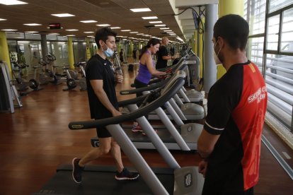 Classe de spinning al Trèvol, amb prou espai entre les bicicletes com per respectar les distàncies mínimes exigides.