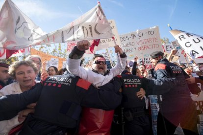 A la izquierda un momento de una extracción de un órgano y a la derecha, el equipo formado por Lluís Servià, Mar Miralbés, Neus Montserrat y Mariona Badia.
