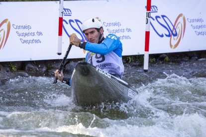 Laia Sorribes, en plena acción durante la semifinal, con las gradas abarrotadas.