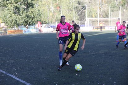 Inés intenta controlar una pilota per a l’AEM davant de dos rivals de l’Athletic B.