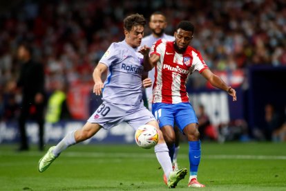 Suárez dedicó su gol a Koeman, que le telefoneó para darle la baja.