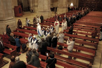 La catedral de Lleida recibió ayer las reliquias de la santa Bernadette Soubirous.