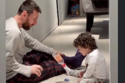 Fotografía paritaria   -  El FC Barcelona hizo ayer la fotografía oficial de la temporada, en la que posaron juntos los jugadores y técnicos tanto de la primera plantilla femenina como de la masculina. Entre los dos entrenadores, Ernesto Valverd ...