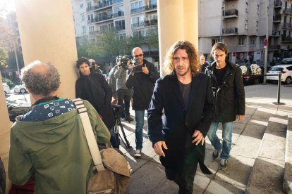 Fotografía paritaria   -  El FC Barcelona hizo ayer la fotografía oficial de la temporada, en la que posaron juntos los jugadores y técnicos tanto de la primera plantilla femenina como de la masculina. Entre los dos entrenadores, Ernesto Valverd ...