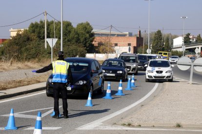 Primeros controles policiales en Lleida para garantizar el confinamiento perimetral de los municipios