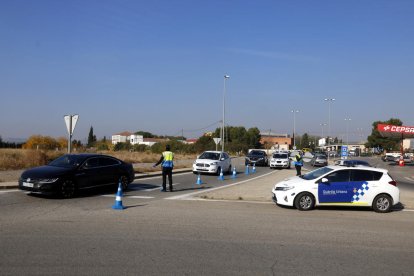 Primeros controles policiales en Lleida para garantizar el confinamiento perimetral de los municipios