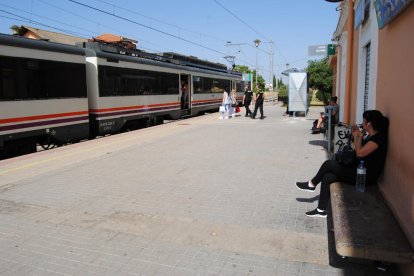 Els usuaris afectats al pujar a Mollerussa a l’autocar que anava cap a Cervera.