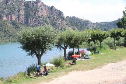 Els marges de la carretera d’accés a Mont-rebei, plens de cotxes.