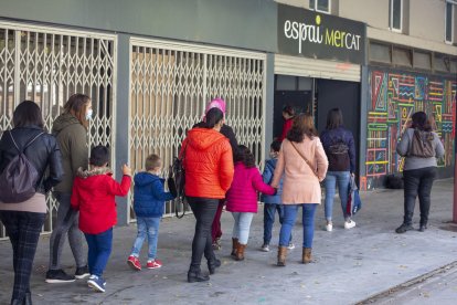 Alumnos esperando para hacerse la prueba en el pabellón Onze de Setembre de Lleida.