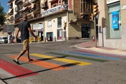 El paso de peatones de Blondel donde la artista urbana Lily Brik ha pintado el lema “amor es amor” y los colores de la bandera arco iris.