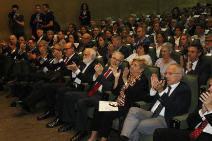 El rector Jaume Puy envoltat de tot el seu equip, després de prendre possessió ahir a la UdL.