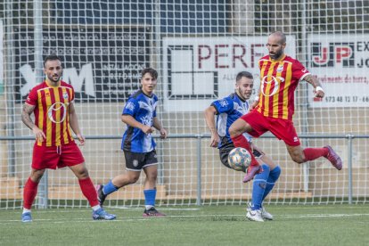 Membres del club i veïns del municipi traslladen una de les antigues porteries, que seran canviades.