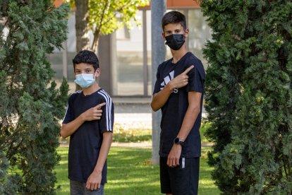 Dos adolescentes de 16 años que se vacunaron ayer en Lleida.