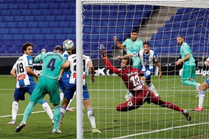 Sergio Ramos remata fuera un centro de Casemiro, en una acción del partido de ayer.