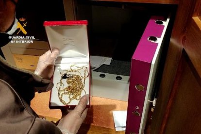 Desarticulada una banda d'estafadors on una líder en cadira de rodes es feia passar per hereva milionària del rei emèrit