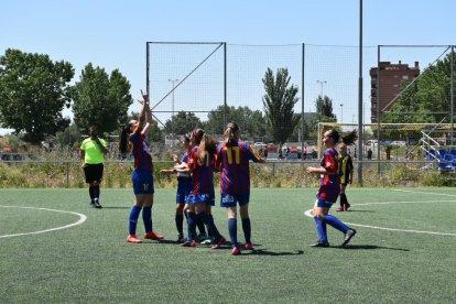 Les jugadores de l’equip i el cos tècnic celebren el títol davant les imatges d’Espasa.