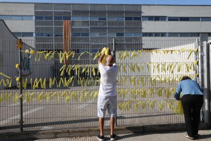 Més de 200 persones van participar ahir en la votació per commemorar l’1-O davant de l’Escola Oficial d’Idiomes (EOI) de Lleida.