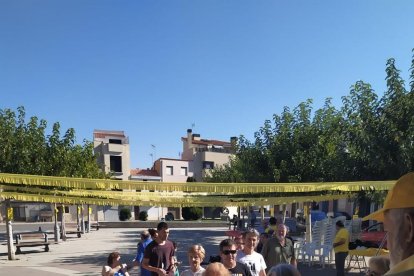 Més de 200 persones van participar ahir en la votació per commemorar l’1-O davant de l’Escola Oficial d’Idiomes (EOI) de Lleida.